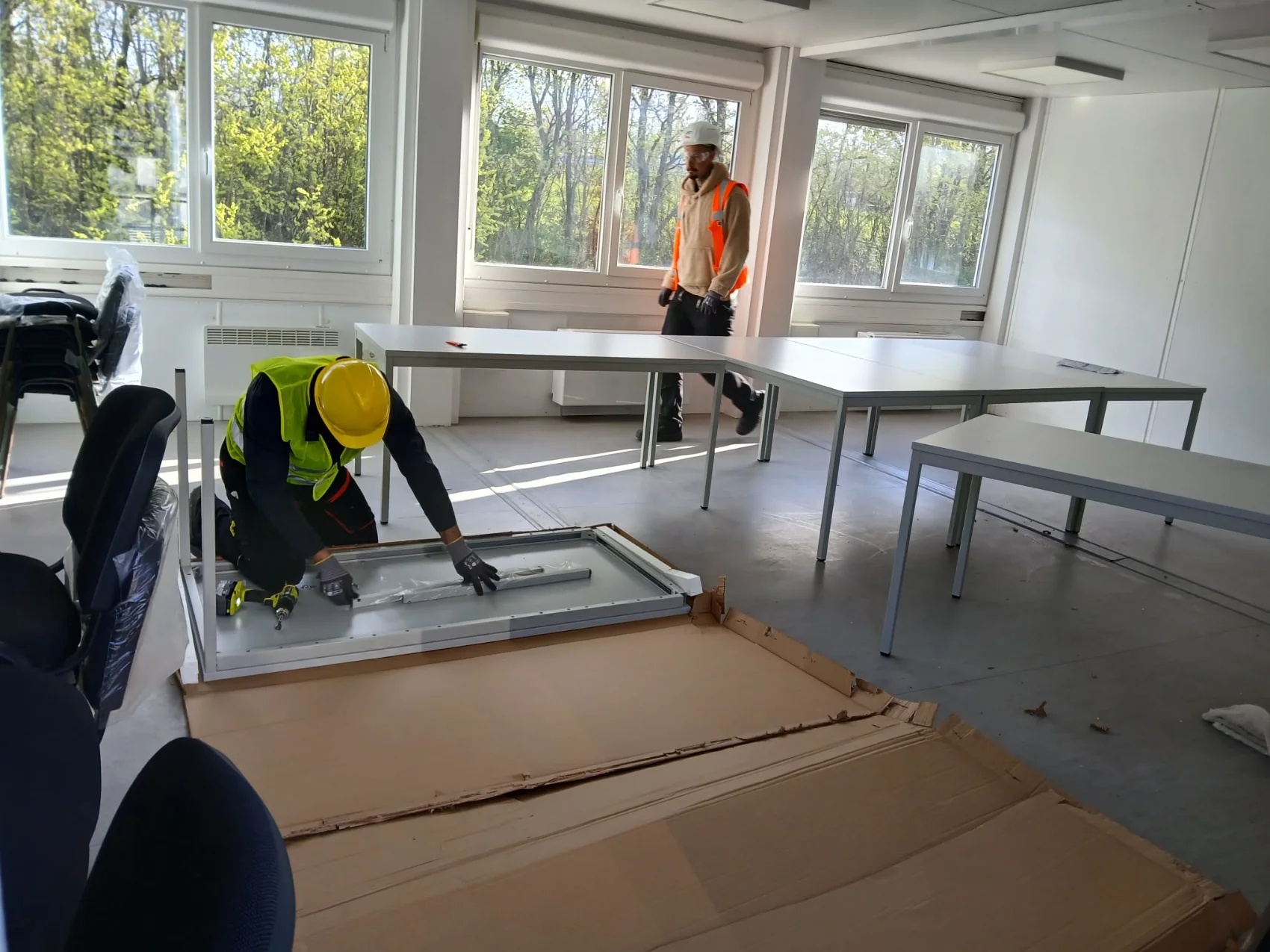 Montage von Büromöbeln in einem Raumcontainer